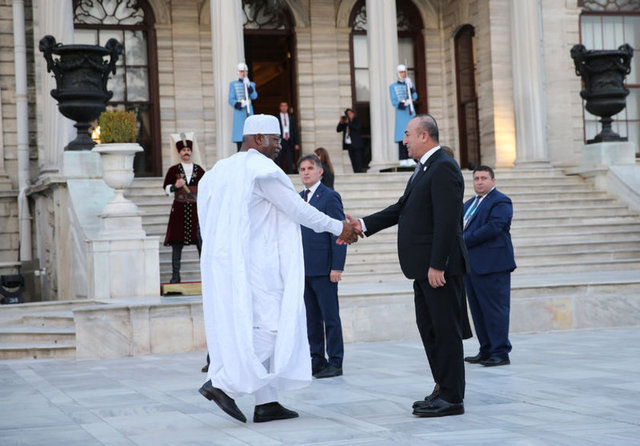  Dışişleri Bakanı Mevlüt Çavuşoğlu (sağda) ve eşi, Kamerun Başbakanı Philemong Yang'ı karşıladı.