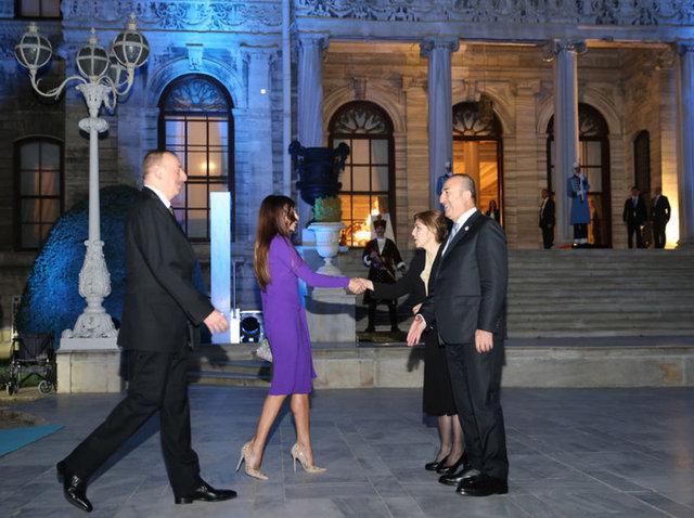 Dolmabahçe Sarayı Muayede Salonu'nda düzenlenen yemek yaklaşık 2 saat sürdü. Basına kapalı olarak gerçekleşen yemeğe, aralarında Azerbaycan Cumhurbaşkanı İlham Aliyev, Katar Emiri Temim Bin Hamad el Sani ve Endonezya Cumhurbaşkanı Yardımcısı Muhammed Yusuf Kalla'nın da bulunduğu 52 ülkeden temsilciler katıldı. Yemekte Cumhurbaşkanı Erdoğan'a eşi Emine Erdoğan eşlik etti.