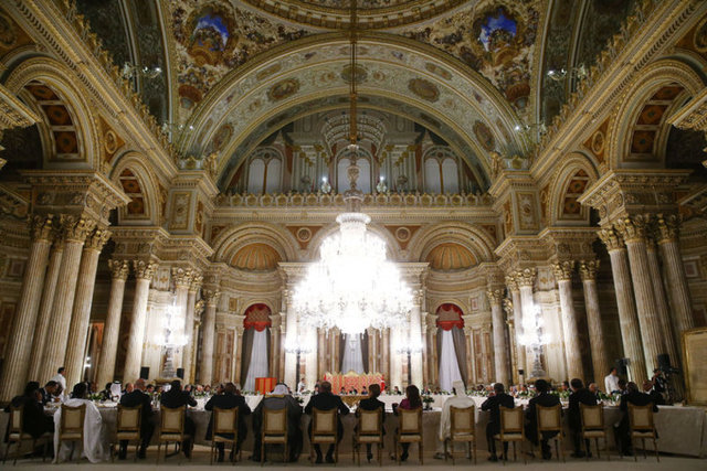 "Çok değerli misafirler, aziz kardeşlerim, sizleri sevgiyle, saygıyla selamlıyorum. 13. İslam Zirvesi vesilesiyle siz değerli dost ve kardeşlerimi ülkemizde misafir etmekten büyük bir memnuniyet duyuyorum. Sizlerin onuruna, İstanbul'un bu muhteşem, tarihi mekanında evsahipliği yaptığım resmi akşam yemeğine hoş geldiniz.