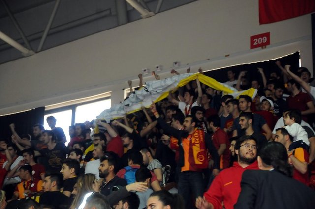 Takımlar soyunma odalarına giderken, karşılaşma 20 dakika gecikmeli başladı.