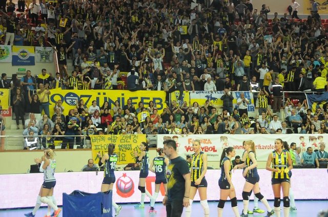 Bazı seyirciler polise tepki gösterdi. Derbi yaklaşık 1 saat 15 dakika sonra kaldığı yerden devam etti.