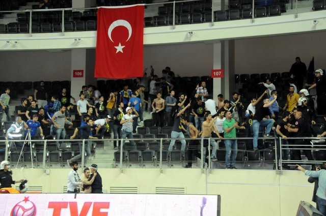 Maçtan önce taraftarlar arasında yaşanan olaylar nedeniyle 20 dakika gecikmeli başlayan müsabakanın ikinci setinde fanatiklerin karşılıklı küfürleşmesi nedeniyle hakemlerin kararıyla voleybolcular soyunma odasının yolunu tuttu.