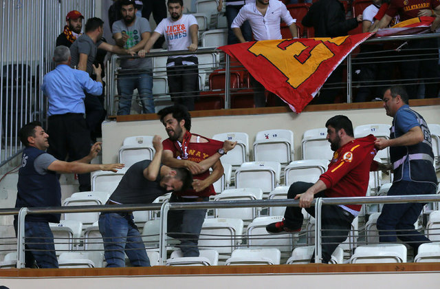 Sarı-lacivertliler, Galatasaray pankartlarını almak için girişimde bulunurken, emniyet iki tribün arasındaki tüm pankartları topladı. 