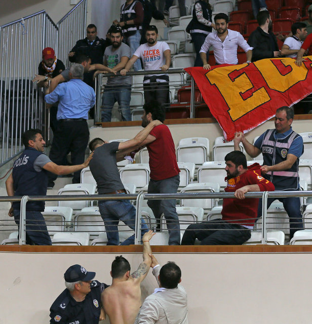 Bunun üzerine öfkelenen Fenerbahçeliler, Galatasaray tribününe gidip pankartı geri almaya çalıştı. Polis Fenerbahçeli taraftarları güçlükle önledi.