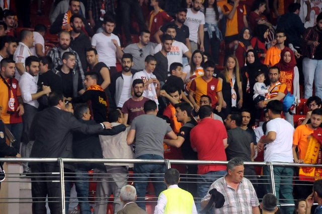 Galatasaraylı bir fanatik, müsabaka başlamadan önce, iki tribün arasında, Fenerbahçe pankartlarının bulunduğu bölüme geçerek bir pankartı söküp Galatasaray tribününe taşıdı.