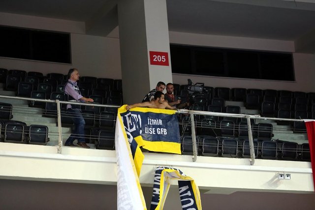 Galatasaraylı taraftarların, Atatürk Voleybol Salonu'na girmekte olan Fenerbahçeli taraftarlara bira şişeleri atmasıyla başlayan gerginlik salona da yansıdı. 