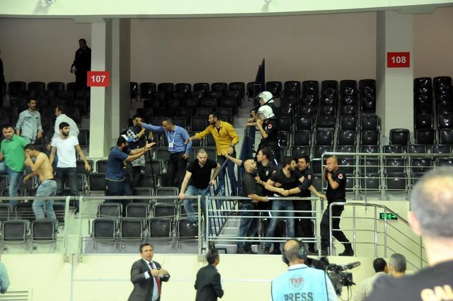 Daha sonra yapılan anonsla maçın seyircisiz devam edeceği duyuruldu. Önce Fenerbahçe, sonra Galatasaray seyircisi salondan çıkarıldı. 