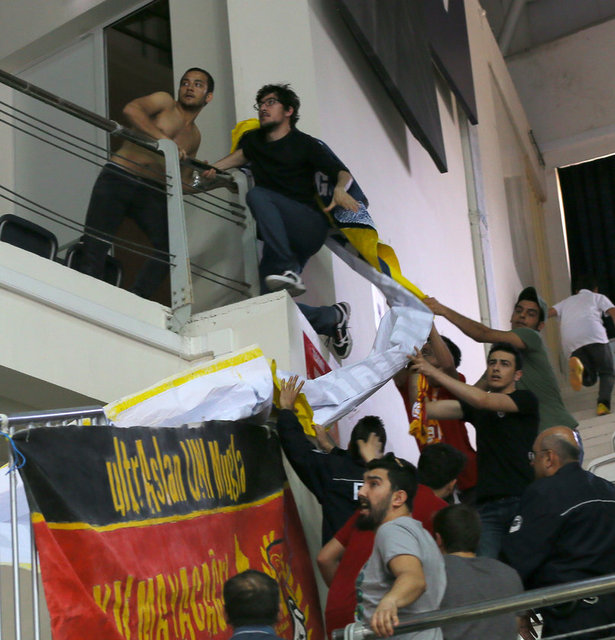 Bu arada Fenerbahçeliler, parkede olayları şaşkınlıkla izleyen Galatasaraylı voleybolculara pet su şişesi fırlattı. 