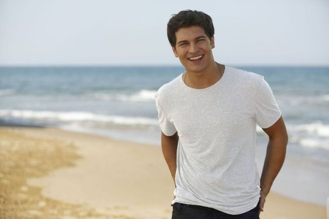 ÇAĞATAY ULUSOY - 2010 yılında Best Model of Turkey birincisi oldu. İlk oyunculuk deneyimini 'Adını Feriha Koydum' dizisi ile yaptı. 2013 yılında ise 'Medcezir' dizisinde Serenay Sarıkaya ile başrolde oynamış ve çok beğeni toplamıştı. En son Leyla Lydia Tuğutlu ile 'Delibal adlı filmde rol aldı.