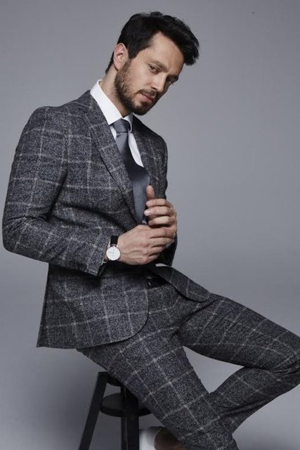 MURAT BOZ - Tarkan olmak üzere birçok şarkıcıya vokalistlik yaptı. 36 yaşındaki şarkıcı ilk solo albümünü 2007 yılında yaptı. Müzik kariyerinin yanı sıra 'Hadi İnşallah' ve son olarak 'Kardeşim Benim' filmlerinde oynadı.