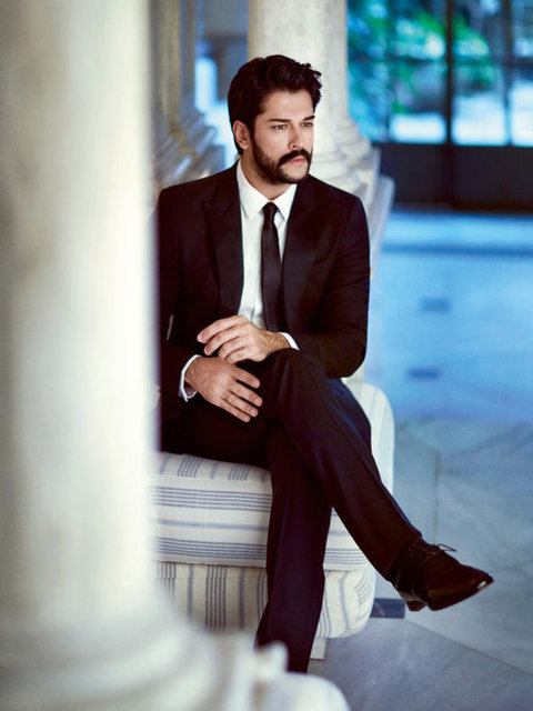 BURAK ÖZÇİVİT - 2003 yılı Best Model of Turkey yarışmaşında gelecek vadeden seçilmiştir. Mankenliği bıraktıkran sonra 'Baba Ocağı' adlı diziyle ünlendi. 'Muhteşem Yüzyıl'daki performansı beğenildi ve birçok reklamda oynadı. 2 yıldır Fahriye Evcen'le birlikte.