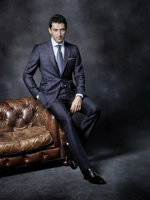 KENAN İMİRZALIOĞLU - Ankara doğumlu ve 41 yaşında olan oyuncu, 1997'de 'Best Model of the World' yarışmasında birinci olan ilk Türk erkeği. 'Deli Yürek' dizisi ile ünlendi. Birçok dizi ve isnema filminde oynadı. 'En iyi erkek oyuncu' dalında da sayısız ödülü var.