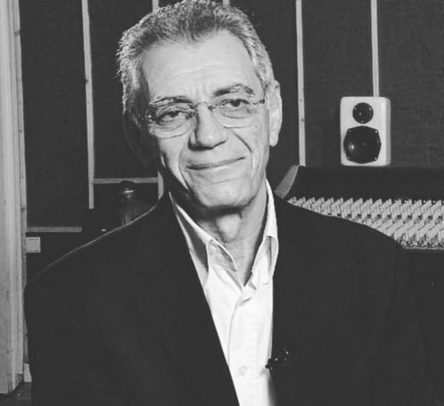 AYŞEGÜL ALDİNÇİnanılmaz üzgünüm. O kadar önemli, o kadar değerliydi ki... Hem insan olarak hem müzik adamı olarak. Ben tesadüfen öğrendim. Kendimi çok kötü hissediyorum. Aslında bilinen bir şeydi. 10 gün önce evine gittik. Doktorlar '2 haftalık ömrü kaldı' demişler... Ziyaretine gitik, bize piyano çaldı. Çok zor olacak onun kaybına alışmak.  Eski günler andık, sohbet ettik. ayakları şişti, yüzü de şişti ama iyi görünüyodu. Neşeliydi. Ölecek gibi değlidi. Doktorlar haklı çıktılar. Onun her sözü çok değerliydi. Çok beyefendi bir insandı. İkinci albümümde onun bünyesinde, onunla ilk iş birliği yaptığımızda farklı bir aranjörle çalıştık. Ben o aranjörleri beğenmedim. Bir yerler edinmeye çalıştığım dönemdi. 'Bu albümü böyle çıkarmak istemiyorum' dedim. Bütün emeği çöpe attı. Her şeyi yeniden yaptı. Hayatım boyunca bunu hiç unutmadım.  Kimse kimseye böyle bir iyilik yapmaz.