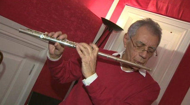 MUSTAFA CECELİ - İyi hem de çok iyi bir müzisyen Attila Özdemiroğlu 200'den fazla bestesiyle..Aynı sahnede çaldığım ve iki şarkısını aranje ettiğim için kendimi şanslı hissettiğim Attila abiyi kaybettik.. Allah rahmet eylesin..