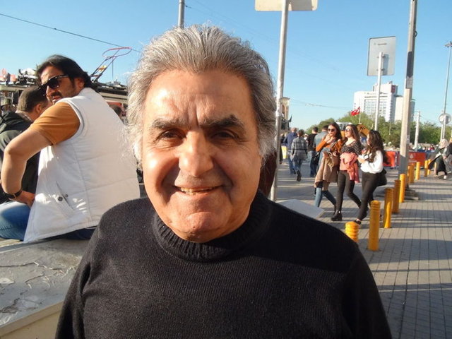 Onlarca sinema filminde figüran olarak rol alan Necdet Kökeş, yasanın en kısa sürede çıkması temennisinde bulundu. Kendisinin emekli olduğunu aktaran Kökeş, emekliliğin yanı sıra telif haklarının da yasal güvenceye alınması gerektiğini dile getirdi. 85'in üzerinde sinema filminde yer aldığı bilgisini veren Kökeş zaman zaman o günleri de yad etti.