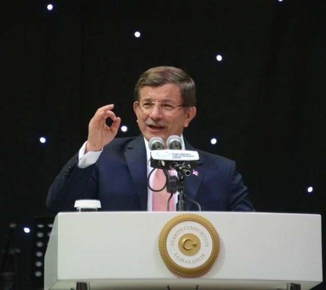 Başbakan Davutoğlu, sanatçılar ve kültür adamlarından gelen talepler doğrultusunda, belli dönemlerde SGK primlerini yatıramayan sanatçıların emekli olmasını kolaylaştıracak bir çalışma başlatacaklarını kaydetmişti. (CİHAN)