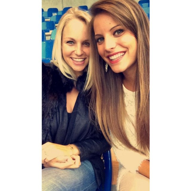 Belçika'daki güzellik yarışmasında dereceye giren Lisa Smellers, Belçika'nın Genk Kulübü'nde futbol oynuyor ve TV muhabirliği yapıyor.