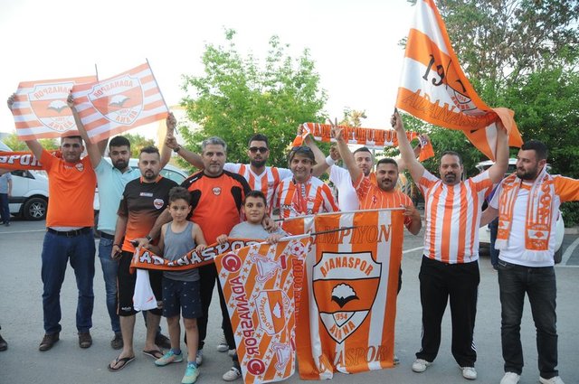 Gaziantep Büyükşehir Belediyespor'u deplasmanda 3-2 mağlup eden Adanaspor'un bitime 3 hafta kala Süper Lig'e çıkması kentte coşkuyla kutlandı.