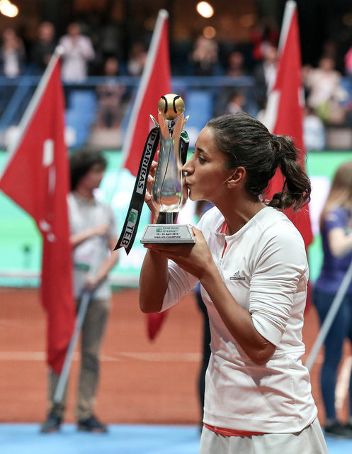 Garanti Koza Arena'da düzenlenen turnuvada, WTA turnuvalarında ilk kez final oynayan Türk tenisçi olan Çağla, bir ilke daha imza attı ve şampiyonluğa uzandı.