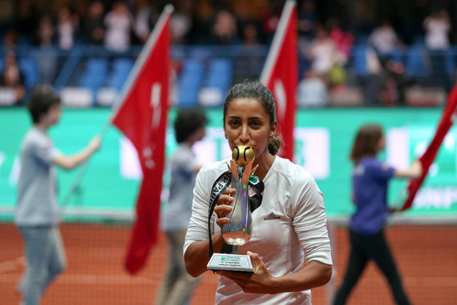 Maça, 5 numaralı seribaşı olan rakibi karşısında kötü başlayan ve çok fazla basit hata yapan Çağla, ilk sette 2 kez servis oyununu kırdırdı.