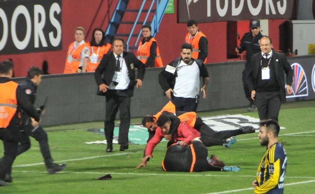 Spor Toto Süper Lig'de Trabzonspor ile Fenerbahçe arasında Hüseyin Avni Aker Stadı'nda oynanan karşılaşma, taraftar olayları nedeniyle durdu.