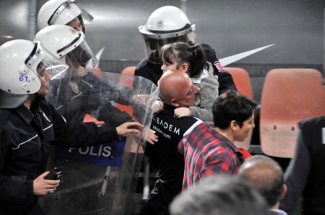 Güvenlik güçleri bu sırada saha içinde ve etrafından geniş önlemler aldı.