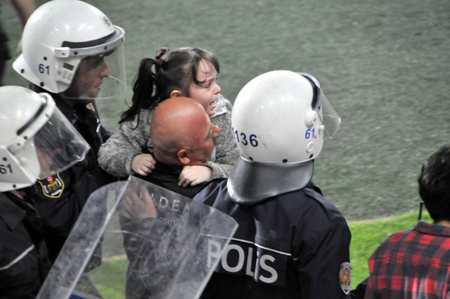 Güvenlik güçleri saha kenarında önlemlerini sürdürürken bir taraftar da skorboardın üzerine çıkarak Fenerbahçe bayrağını indirdi, yerine Trabzonspor atkısını astı.