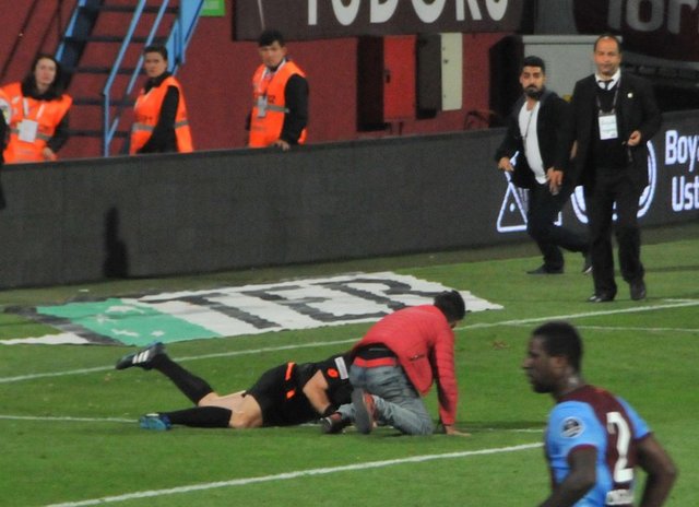 Daha sonra Fenerbahçeli futbolcular, bazı Trabzonsporlu oyuncular ve hakemler koşarak soyunma odasına gitti. 