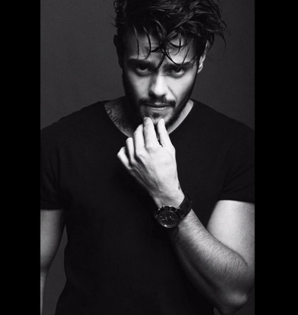 Geçirdiği cinsiyet değiştirme ameliyatı sonrası çok konuşulan oyuncu Rüzgar Erkoçlar sosyal medya hesabından paylaştığı fotoğraflarla olay yarattı.