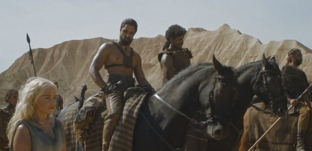 Ejderhaların Annesi Khaleesi ise 5. sezonun son bölümünde tutsak alınmıştı. Daenerys Targaryen tecavüzden, ölen eşi Khal Drogo'nun adını vermesiyle kurtuluyor.