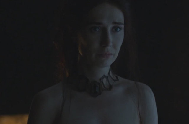 Gerçekte yaşlı olan 'Kızıl kadın'ın bu görüntüsü 6. sezonun ilk bölümünde olay oldu.