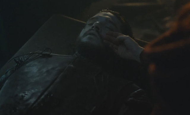 5.sezona Jon Snow'un ölüm sahnesinin damga vurmasından sonra dizisinin yeni sezonu merakla bekleniyordu. 'Taht oyunları' dün yayınlanan bölümüyle yine takipçilerini şaşırtmayı başardı. (Dikkat! Spoiler içerir)