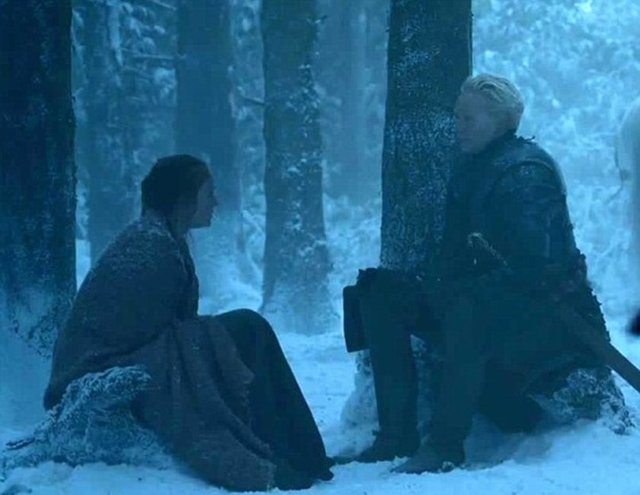 Sansa'nın dramı ise adeta bitmek bilmiyor. Eddard Stark'ın kızı, hayatını kurtaran Brienne'in sıradaki adımının ne olacağı ise merak konusu. Hayatta kalmak için hızlı hareket etmek zorunda olan grubun önlerinde iki seçenek olduğu görülüyor. Demir Adalar ya da Kara Kale.