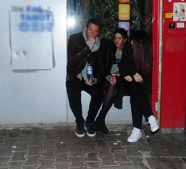 Patlayan flaşlarıyla şok olan Dilahan Doğan'ın sevgilisi, "Niye çekiyorsunuz beni" diye sitem etti.