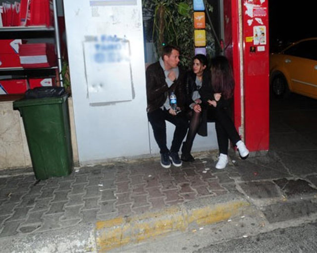 Milliyet'te yer alan habere göre; Turan'ın müstakbel baldızı Dilahan Doğan'ın sevgilisi önceki gece Nişantaşı'nda bulunan bir gece kulübünden iki güzelle çıktı.