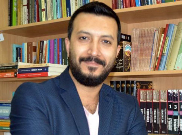 Bolat, Latin Amerika'da yaşayan ve Los Turcos olarak tanımlanan topluluğun, 1840 ile 1951 yılları arasında, Osmanlı Devleti ve Türkiye Cumhuriyeti'nden Latin Amerika topraklarına göç eden, Arap, Ermeni ve Yahudilerden oluştuğunu belirtti.