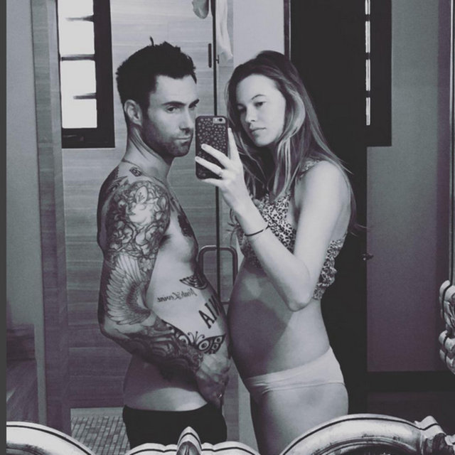 ADAM LEVINE - 37 yaşındaki Maroon 5 solisti Adam Levine, eşi Behati Prinsloo ile çektiği selfieyi Instagram hesabında paylaştı. Çiftin göbeklerini tokuşturduğu fotoğrafın altına "20. haftadayım ve sonunda göbeğim çıktı. Ben de hamileyim" notunu düşen Levine'in görüntüsü 460 binden fazla beğeni aldı.