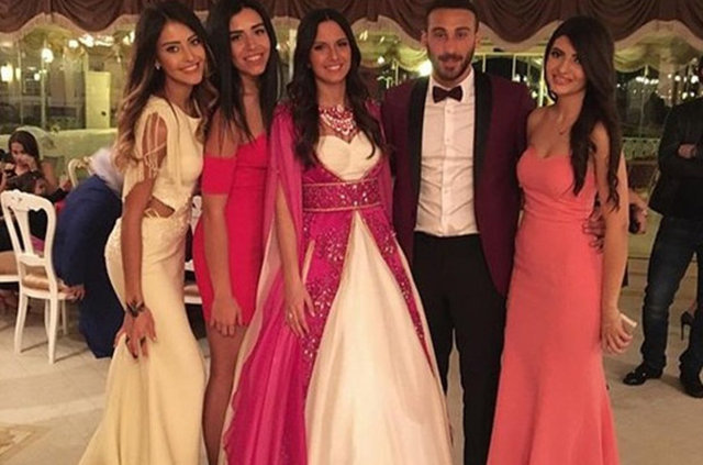 TUĞBA MELİSTÜRKBeşiktaş'ın yıldız futbolcusu Cenk Tosun uzun süredir aşk yaşadığı Ece Akgürbüz ile bugün evleniyor. Çift dün gece aile yakınları ve dostlarının katıldığı bir kına gecesi düzenledi. Geceye katılan Tuğba Melistürk bu fotoğrafı 'Bir ömür mutlu olun Cenk ve Ece' mesajıyla paylaştı.