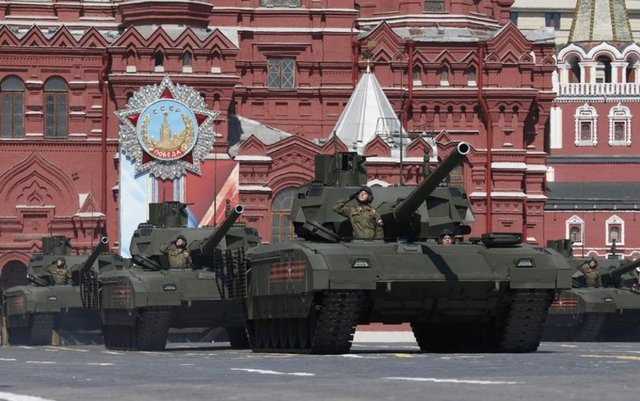 Rusya'nın başkenti Moskova'daki tarihi Kızıl Meydan'da, 9 Mayıs Zafer Günü dolayısıyla, yaklaşık 10 bin askerin katıldığı askeri geçit töreni düzenlendi.