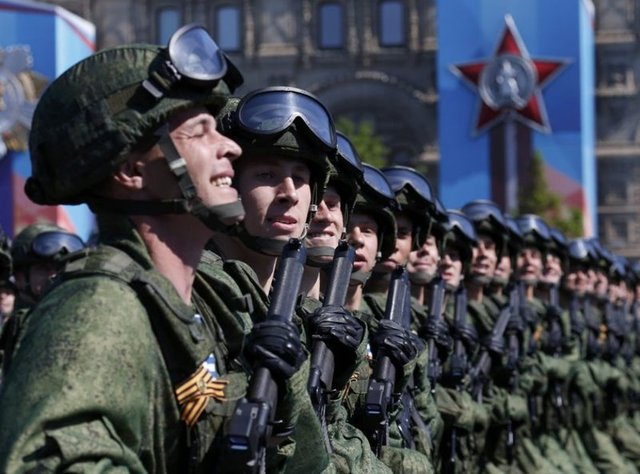 Zafer Günü nedeniyle Rusya'nın birçok şehrinde askeri geçit törenleri ve çeşitli etkinlikler düzenleniyor.