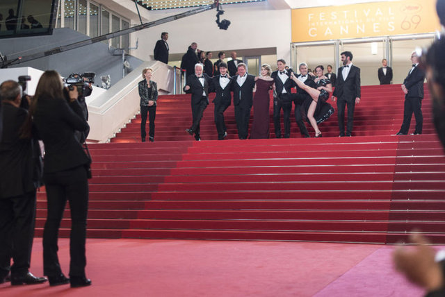 Laure Calamy, kırmızı halıda film ekibiyle dans ederken bacağını sonuna kadar açınca ortaya ilginç görüntüler çıktı.
