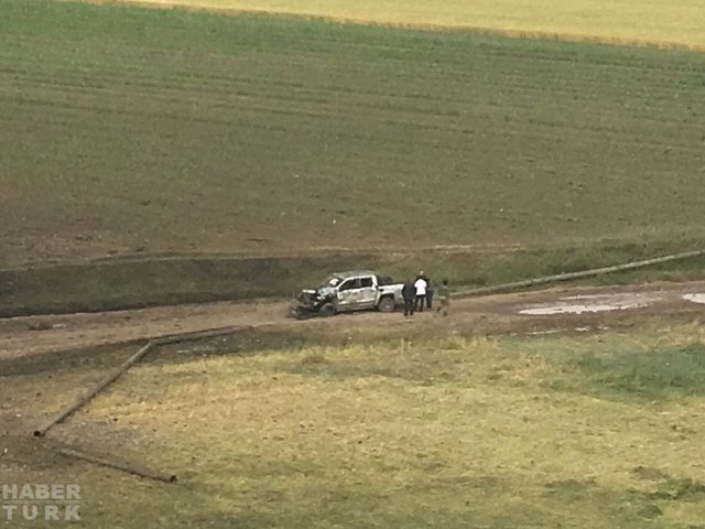 Olay yeri inceleme ekipleri çalışmalarını tamamladı. Çukuru kapatmaya çalışan iş makinesine "Tarlamdaki toprağı oraya atmayın" diyen bir köylü saldırdı. 