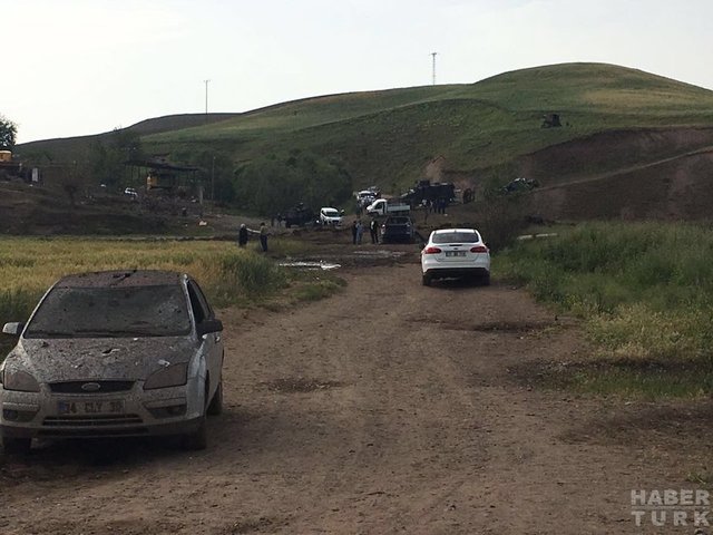 Patlamanın şiddeti gün ağarınaca ortaya çıktı. 5 metre derinliğinde yakaşık 30 metre çapında çukur oluştu.