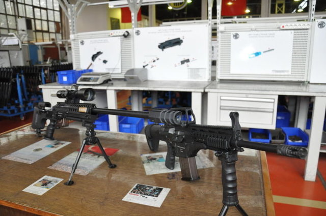 4 kilo 180 gram ağırlığındaki silahın etkili menzili 600 metre, dakikadaki atım sayısı 700 mermi ve merminin ilk hızı saniyede 800 metre. Teleskopik dipçiğe sahip silahın, namlu boyu 406 milimetre.