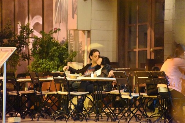 Görüntülendiğinden habersiz, sevgilisini öpücüklere boğan Tangöze, flaşların patlamasıyla apar topar hesabı istedi.