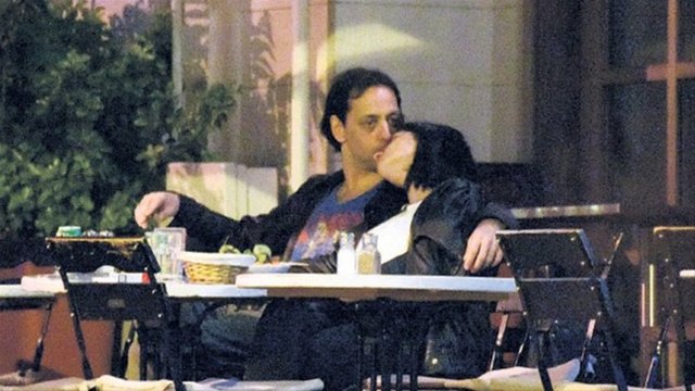 Kaan Tangöze, uğruna eşi Seçkin Piriler'den boşandığı sevgilisi Kıvılcım Ural'la önceki akşam Galata Kulesi altında romantik bir akşam yemeği yedi.