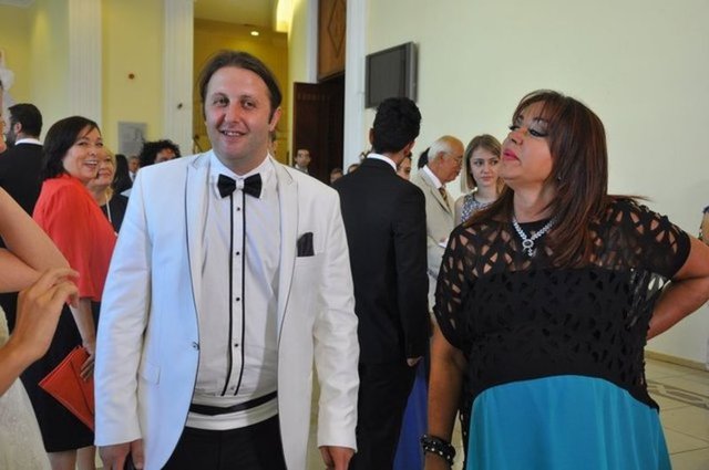 Beyazperdeye 1976 yılında giren Aydoğan, 80'li yıllarda sahnelerde de boy göstermiştir.