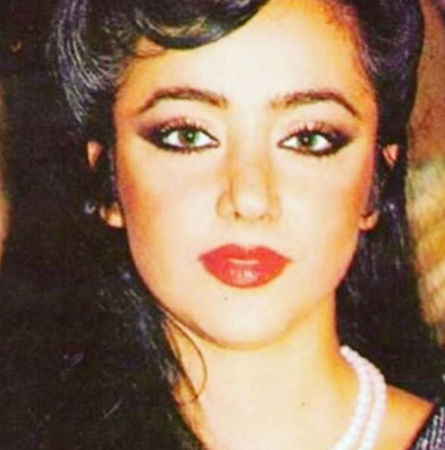 YELİZ YEŞİLMENOya ablam canım Melek kalplim benim.Nur içinde yat ablacım .Bu ölüm sana yakışmadı herkesi gönülden üzdü.Naif kibar pozitif ablam.Hala inanamıyorum .Sanki kötü bir rüya gibi