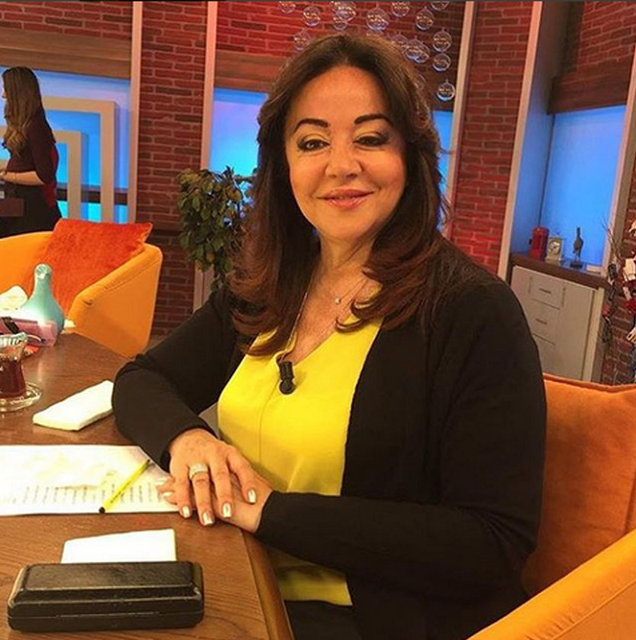 ECE ERKENİyi ki seni tanımışım Oya abla...Hanımefendiliğin ve zerafetin bir kadında ne kadar güzel durduğunun örneğiydin sen, güzel insandın güzel,içi güzel,kötülük düşünmeyecek kadar saf ve temiz.. Sana Allah'tan rahmet,sevenlerine sabirlar dilerim; mekanIn cennet olsun...