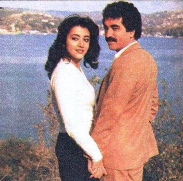 İBRAHİM TATLISESSevgili Oya'mızı kaybettik mekanı Cennet, ruhu şad olsun. Severdim çok severdim, o da beni severdi. Evvelki akşam hastahaneye gittim; oğlunu çağırdık, sağlık dileklerimi ilettim. Gazeteci arkadaşlar da duvar dibinde oturuyorlardı, onlara görünmeden çıkıp gittim ama içime bir ümitsizlik düştü ve oğluna birşey demedim. ALLAH sabır versin artık oda bizim EVLADIMIZ...